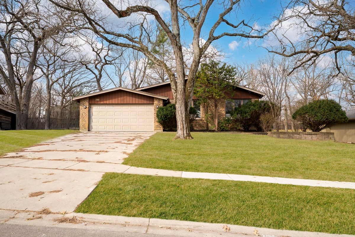 2205 Country Knoll Lane, Elgin, IL 60123