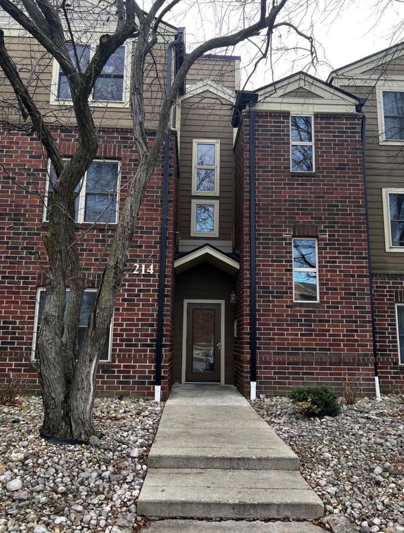 214 Glengarry Drive #201 — Bloomingdale, IL 60108