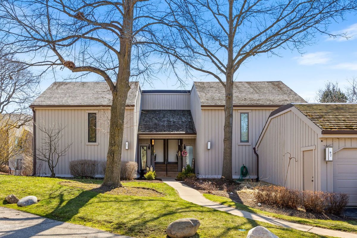 97 Thornhill Lane, Lake Barrington, IL 60010
