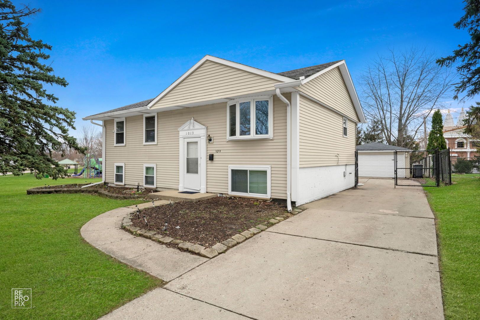 1013 SUNNYDALE Boulevard — Streamwood, IL 60107