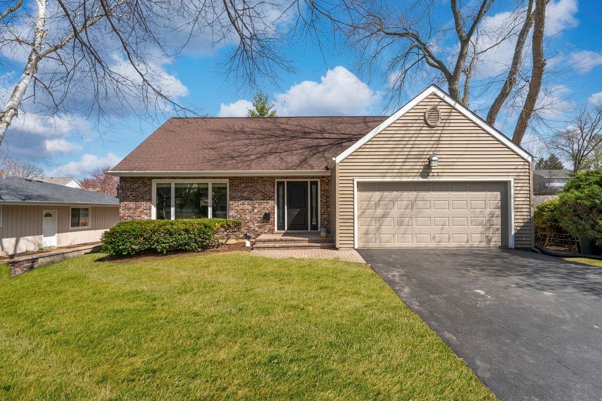 121 Glendale Avenue, Barrington, IL 60010