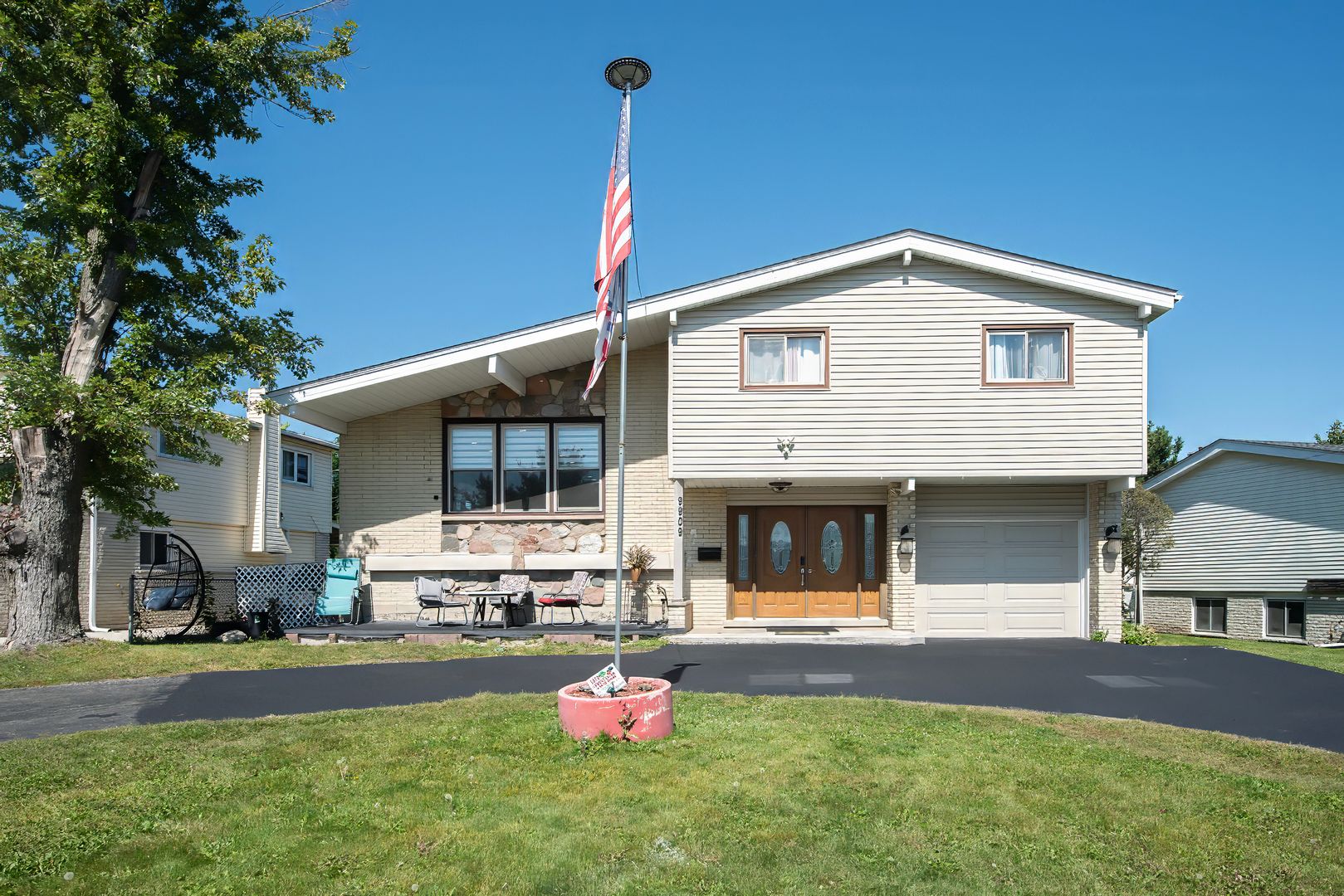 9909 N Huber Lane — Niles, IL 60714