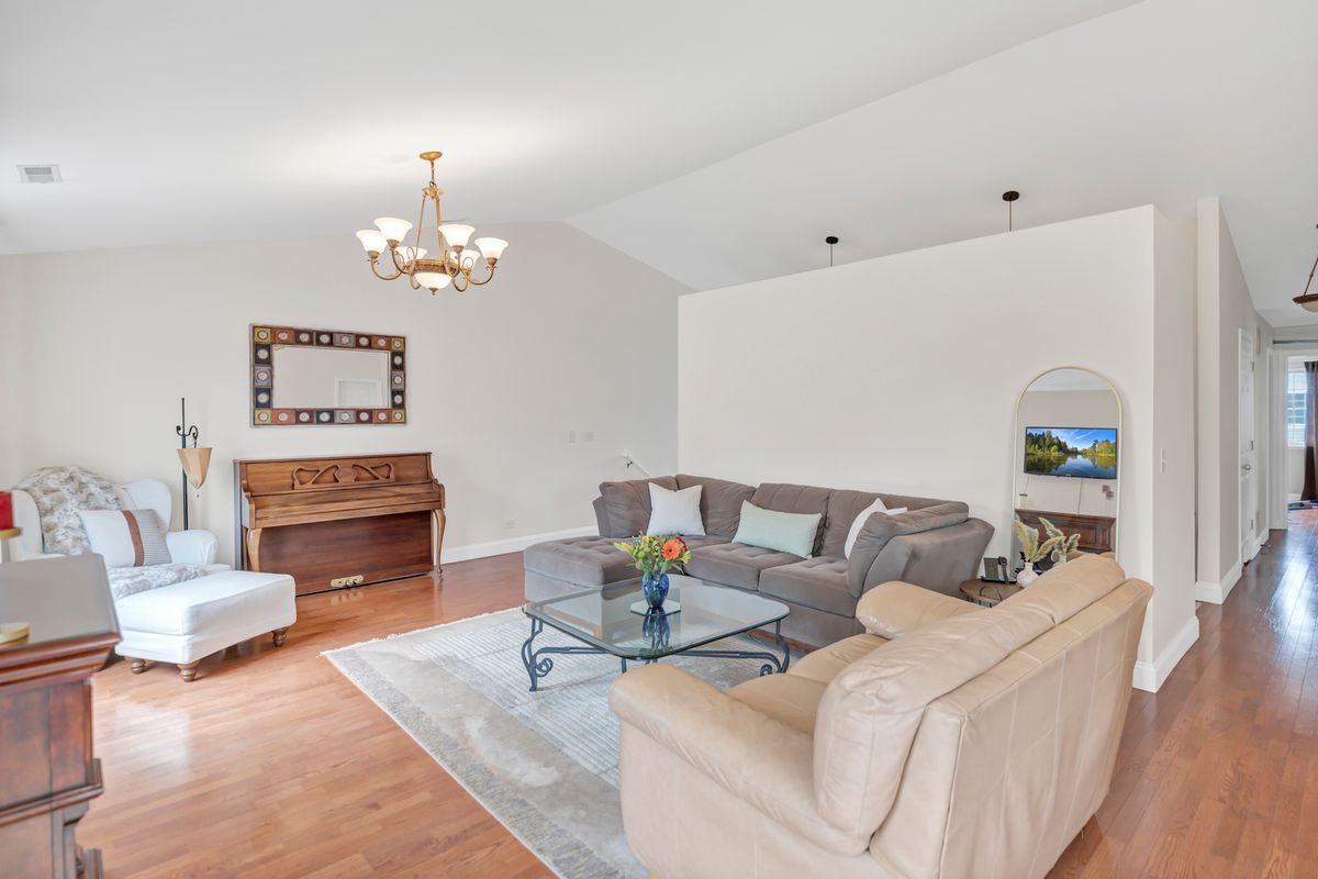 3355 Blue Ridge Drive, Carpentersville, IL 60110