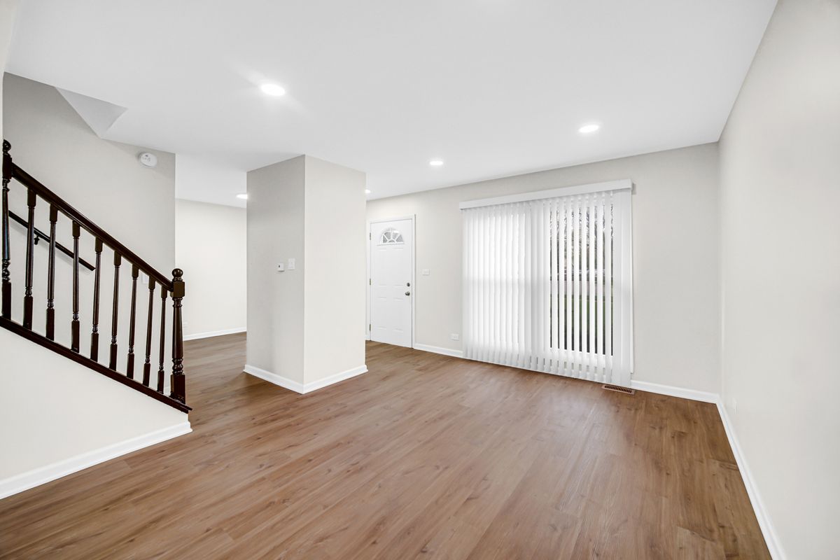 2022 Duxbury Court, Streamwood, IL 60107