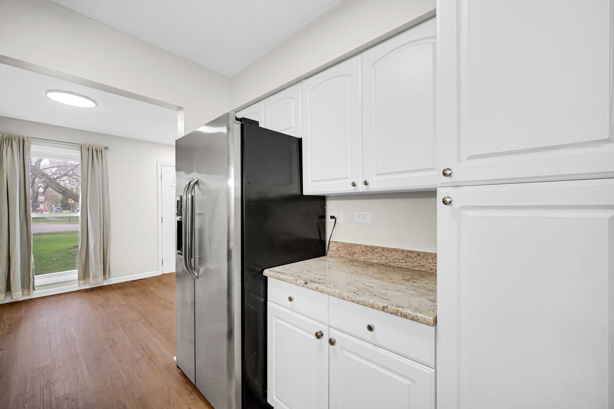 2022 Duxbury Court, Streamwood, IL 60107