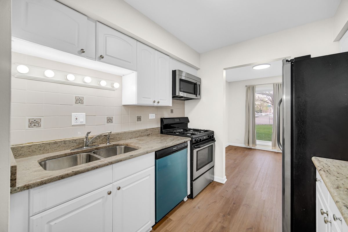 2022 Duxbury Court, Streamwood, IL 60107