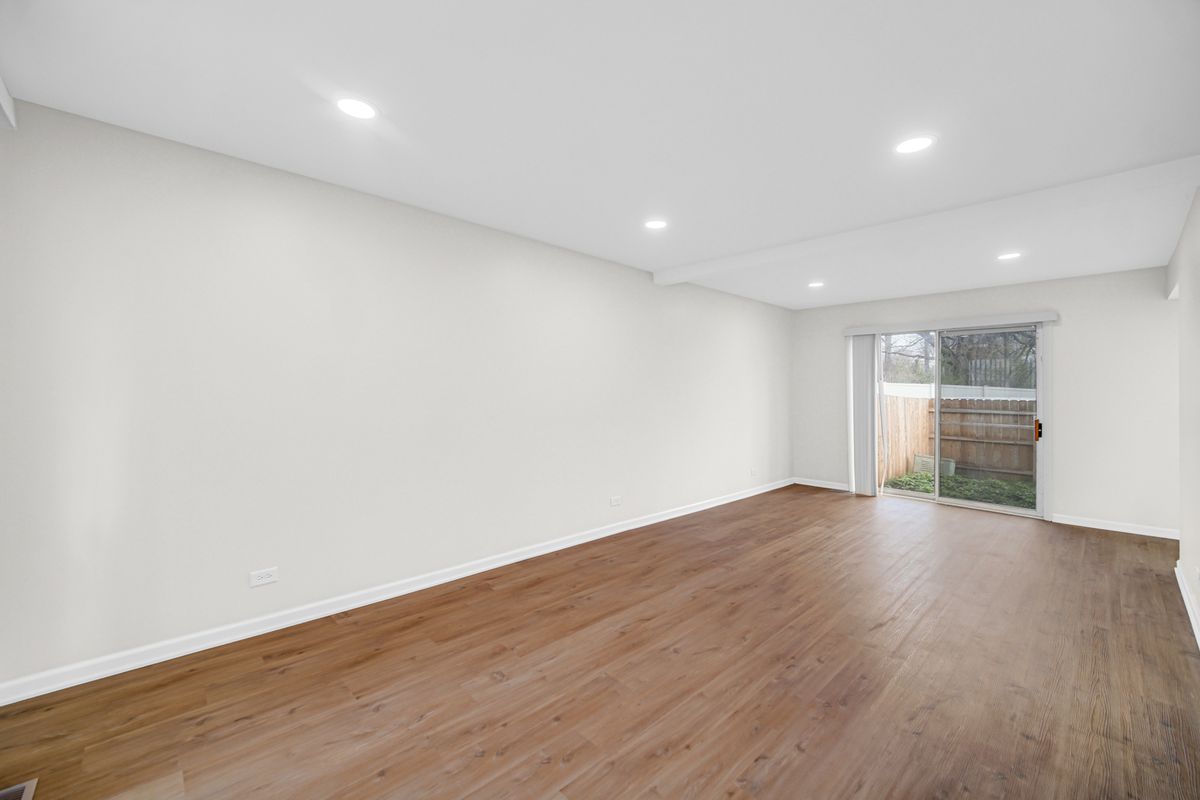 2022 Duxbury Court, Streamwood, IL 60107