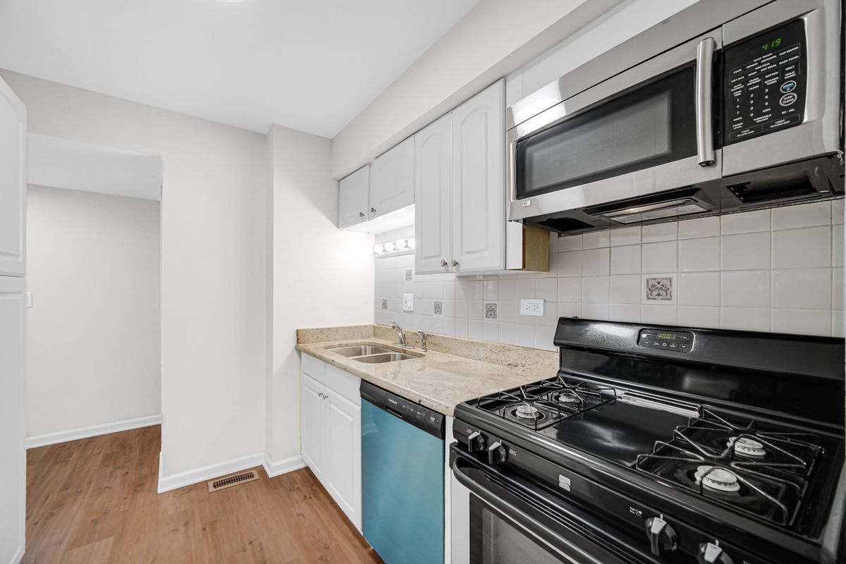 2022 Duxbury Court, Streamwood, IL 60107