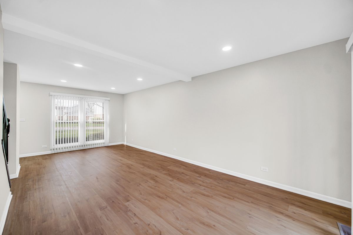 2022 Duxbury Court, Streamwood, IL 60107