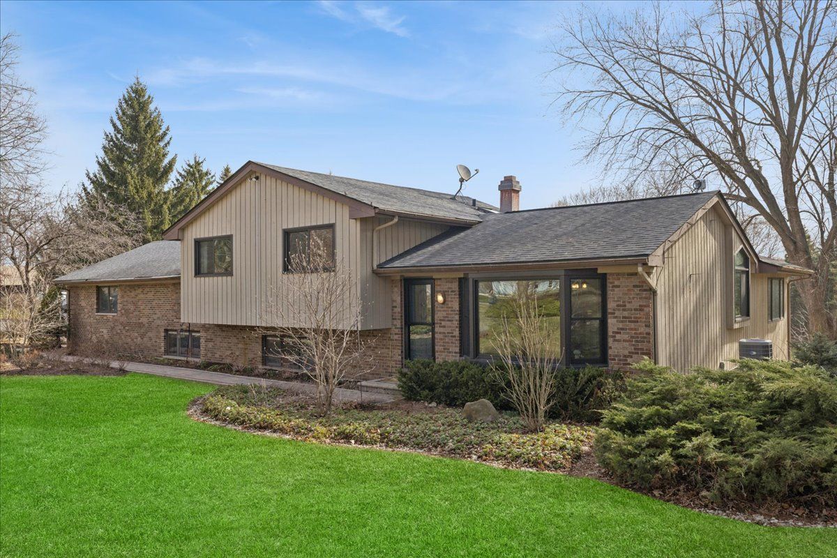 220 Shannon Drive, Woodstock, IL 60098