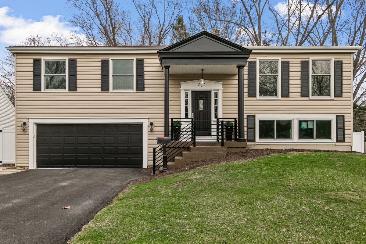 212 River Road, Naperville, IL 60540