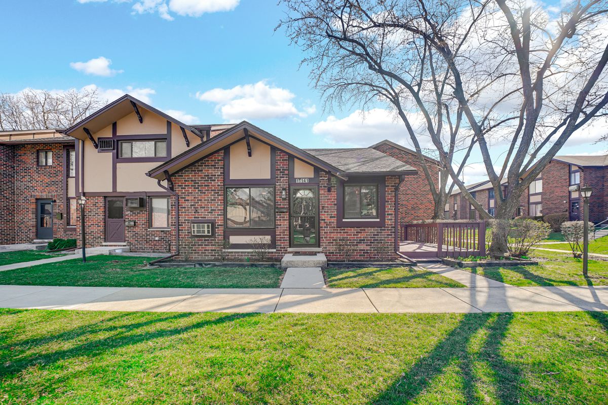 1S141 Eliot Lane, Villa Park, IL 60181