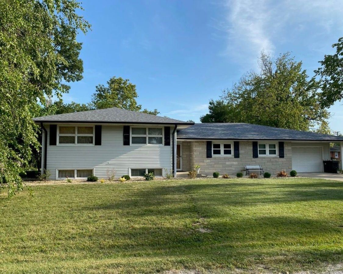 9 Orchard Drive — Charleston, IL 61920
