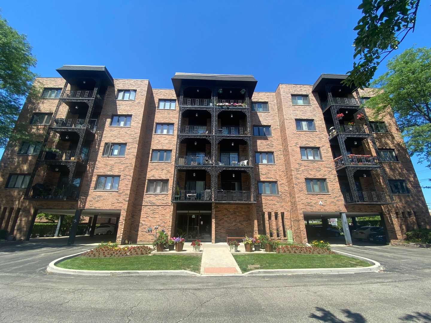 9375 LANDINGS Lane #504 — Des Plaines, IL 60016