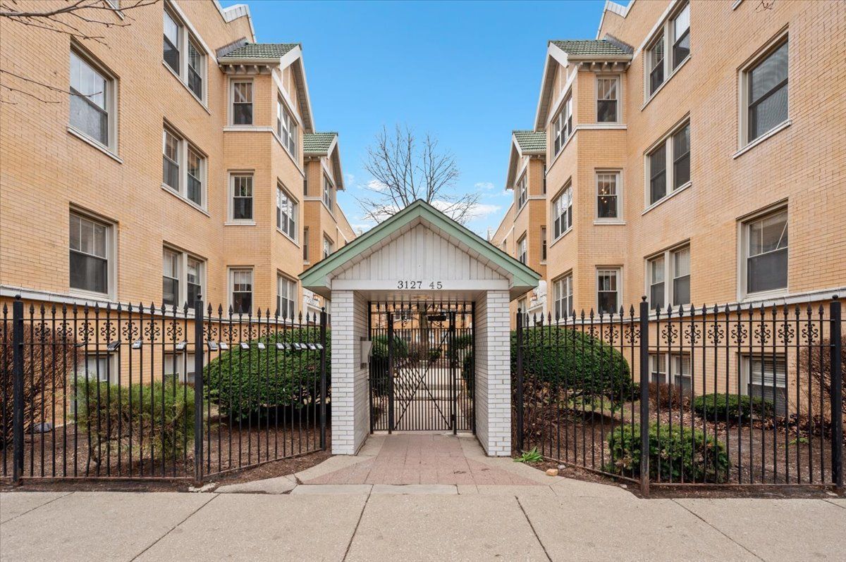 3135 Palmer Square, Chicago, IL 60647