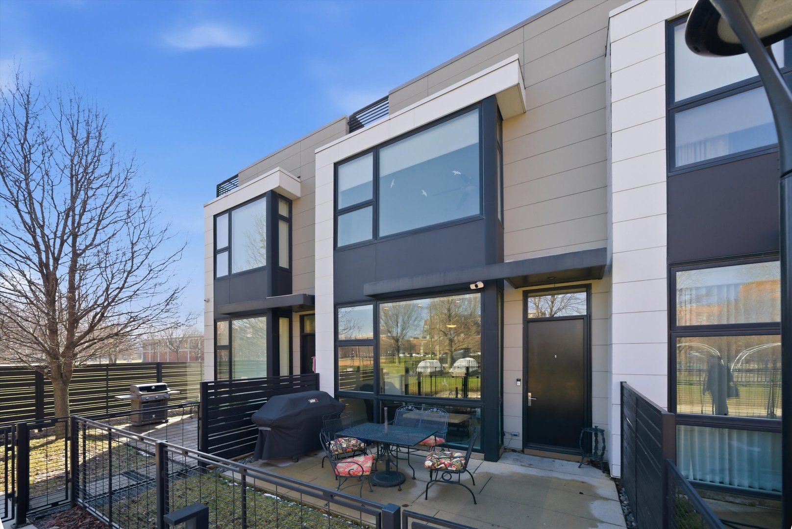 437 W Hobbie Street — Chicago, IL 60610