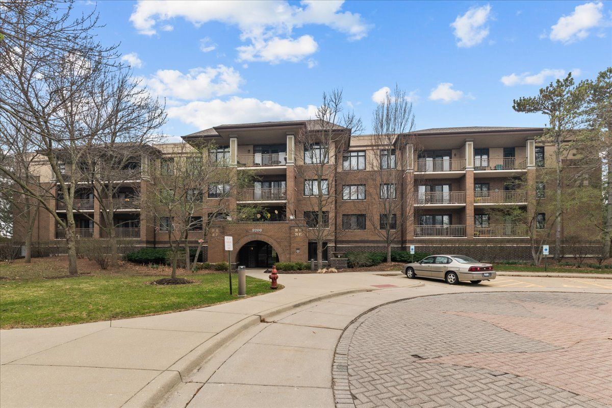 9200 N East Prairie Road #203 — Evanston, IL 60203