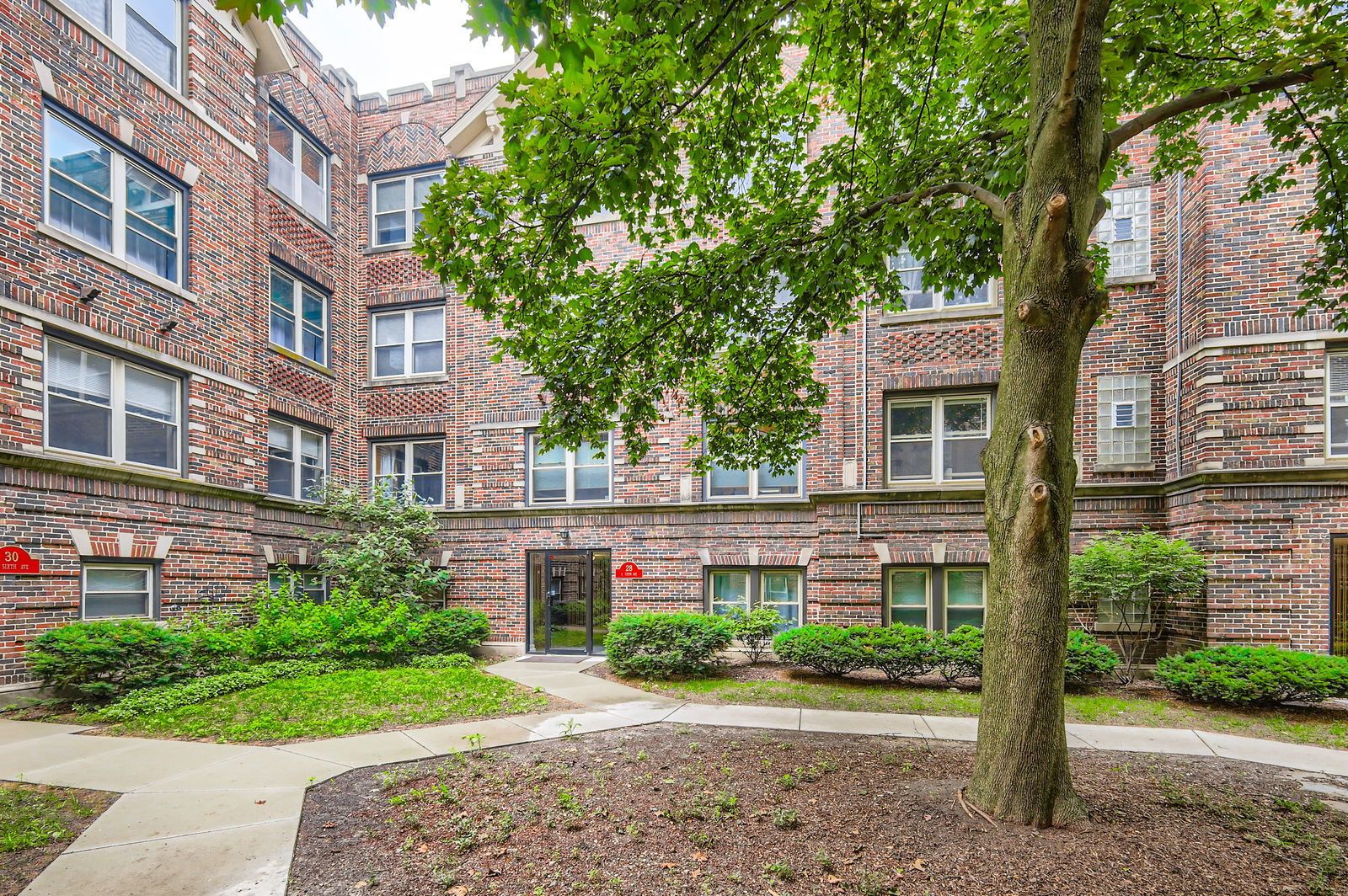 28 S 6th Avenue #1D — La Grange, IL 60525