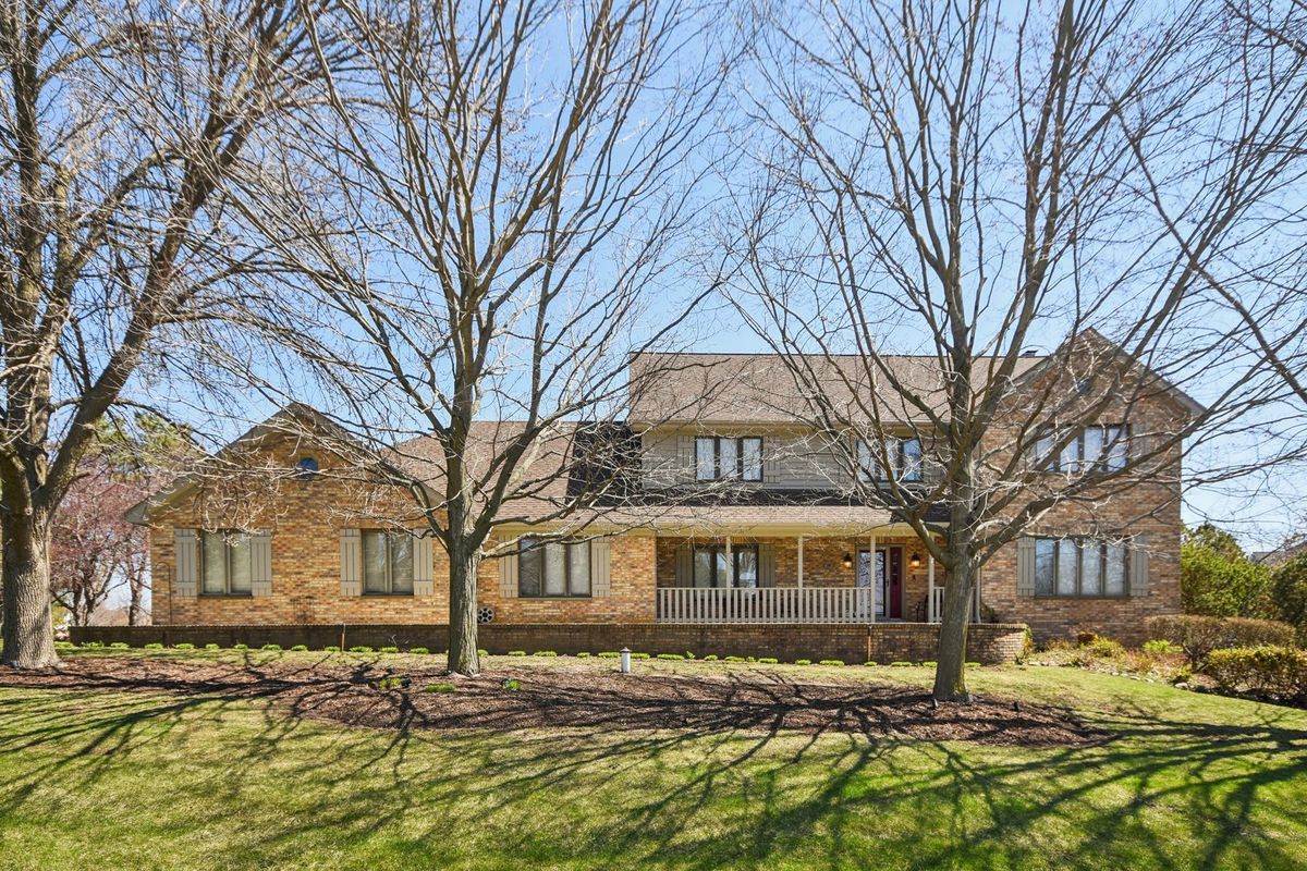 54 Gentry Drive, Hawthorn Woods, IL 60047