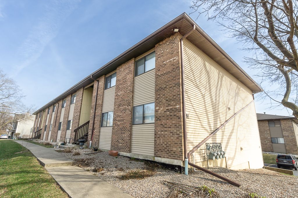 381 S Collins Street #B — South Elgin, IL 60177