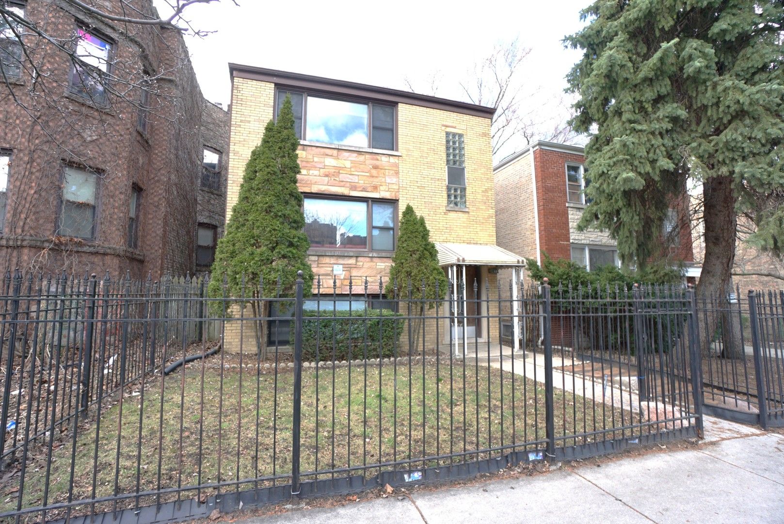 6430 N Hoyne Avenue — Chicago, IL 60645