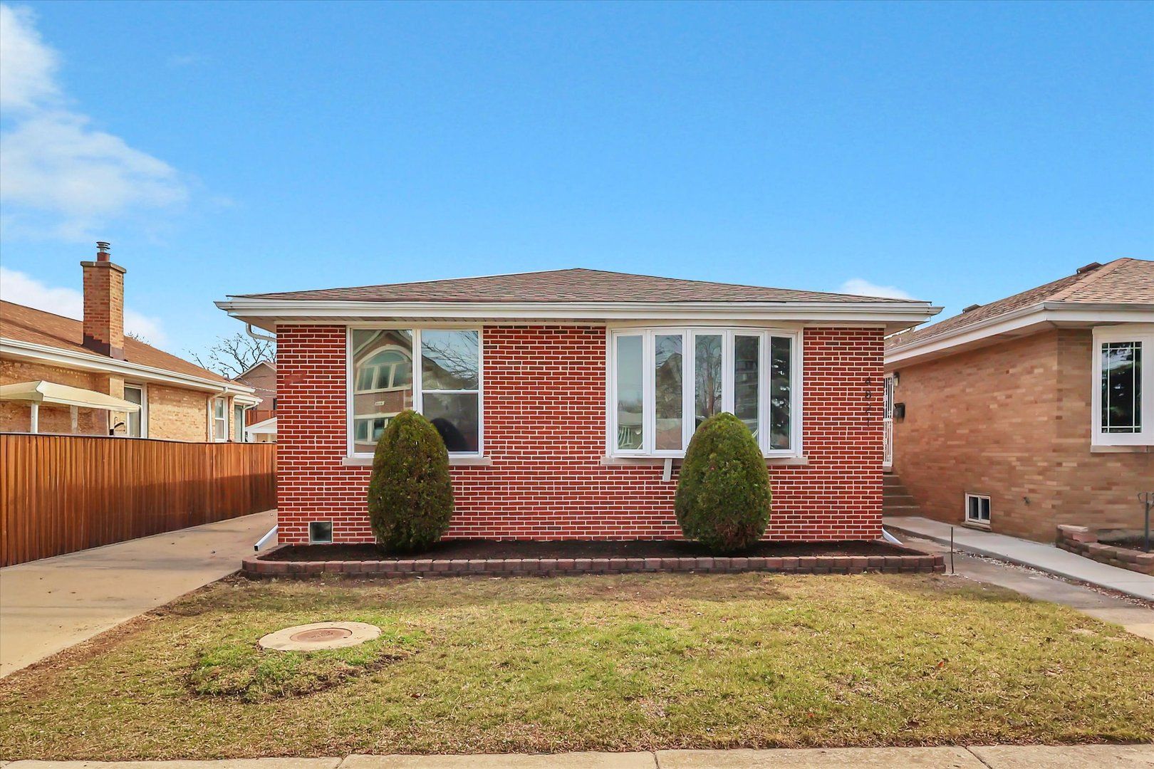 4821 N Mont Clare Avenue — Chicago, IL 60656