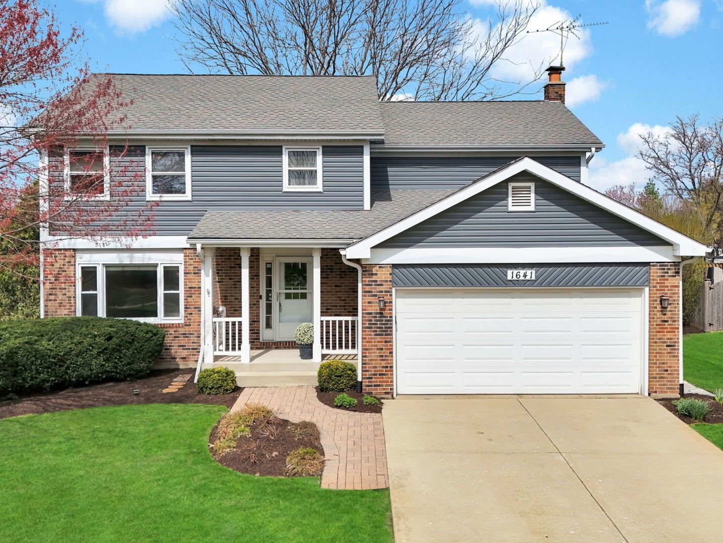 1641 Lois Ann Lane — Naperville, IL 60563