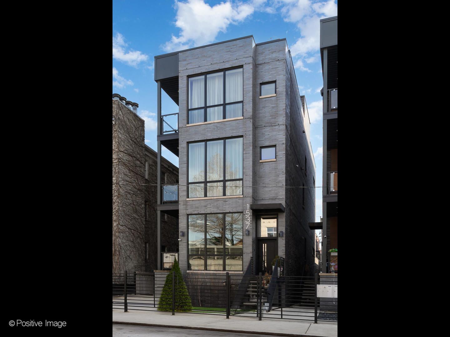 1537 W Pearson Street #2 — Chicago, IL 60642