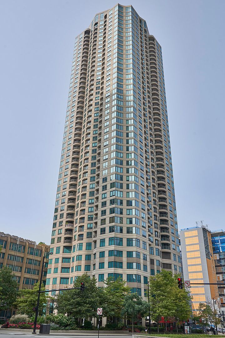 400 La Salle Drive, Chicago, IL 60654