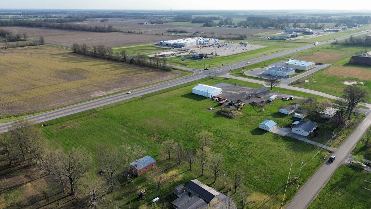 000 W 12th Street, Flora, IL 62839