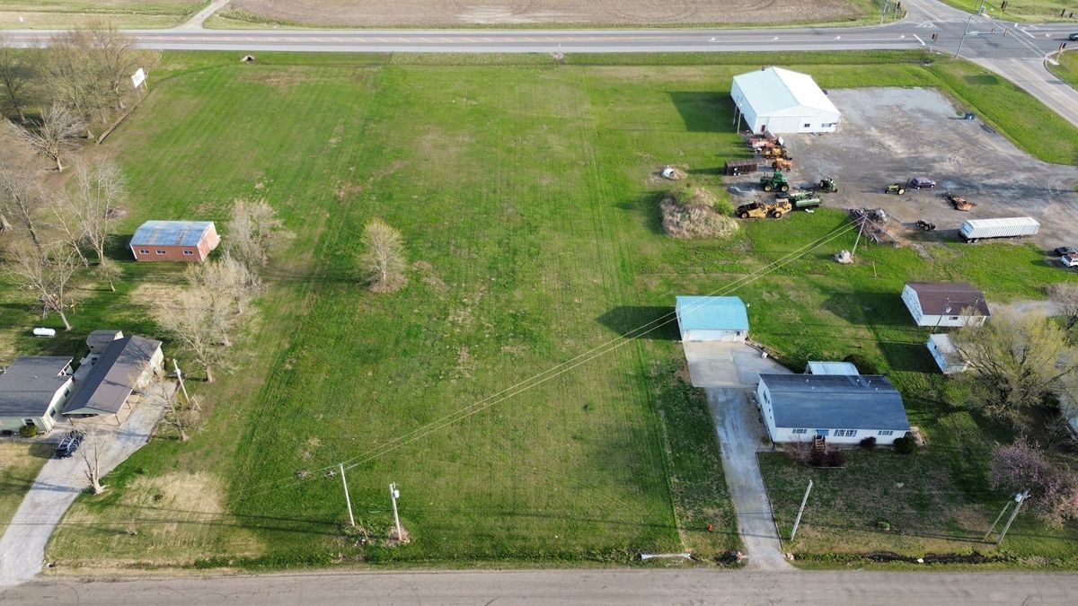 000 W 12th Street, Flora, IL 62839