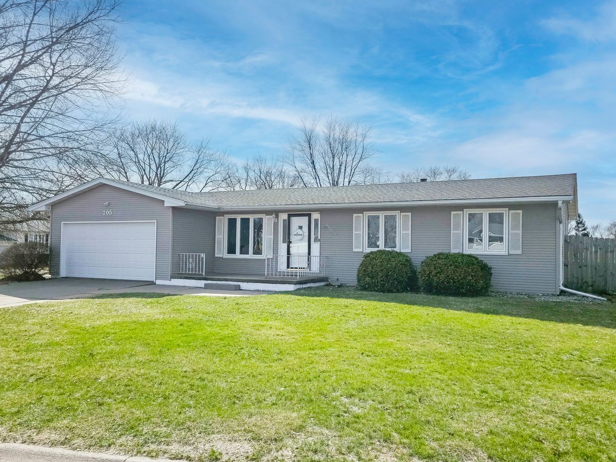 205 Park Lane Circle, Eldridge, IA 52748