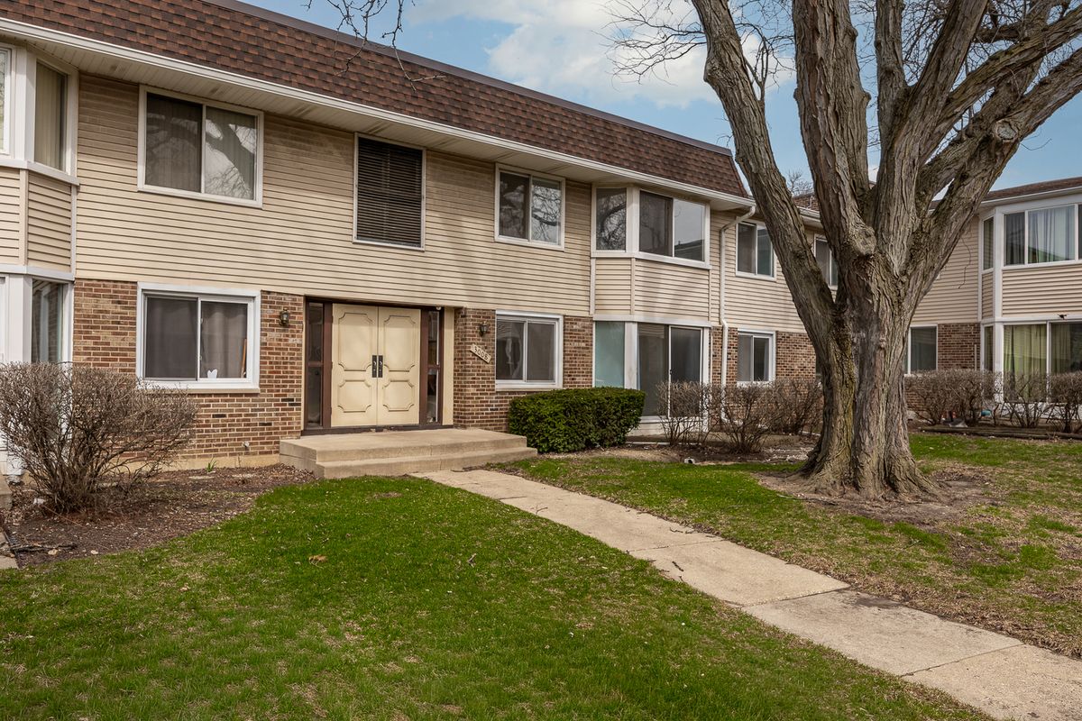 3008 Roberts Drive, Woodridge, IL 60517