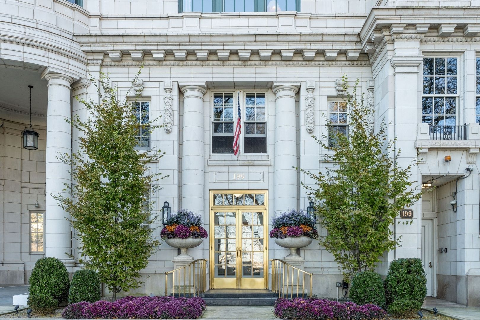 199 E Lake Shore Drive #4W — Chicago, IL 60611