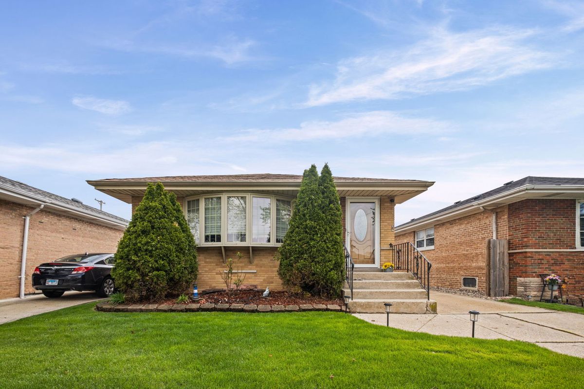 7807 Kenneth Avenue, Chicago, IL 60652