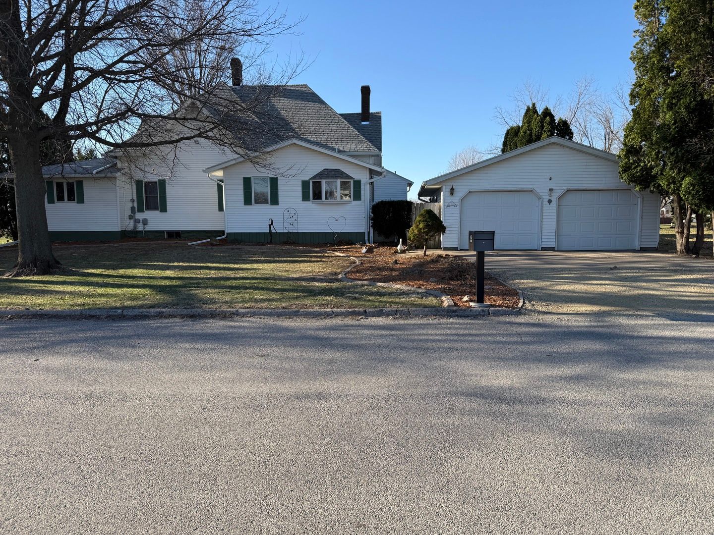 315 W 1st Street — Bennett, IA 52721