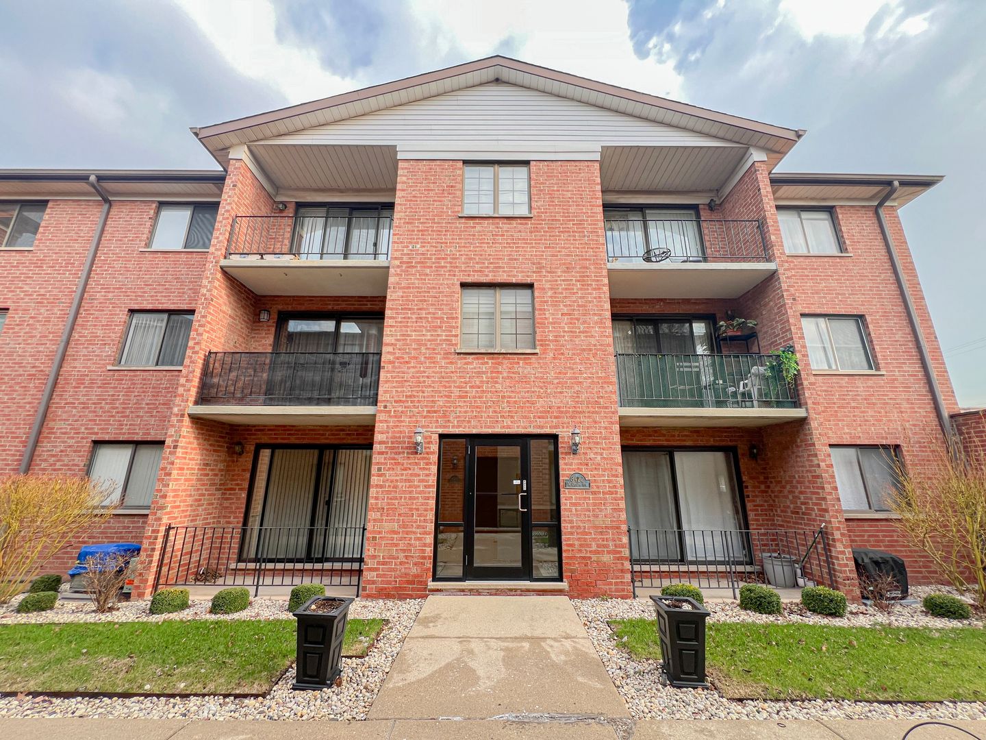 8422 W CATALPA Avenue #202 — Chicago, IL 60656