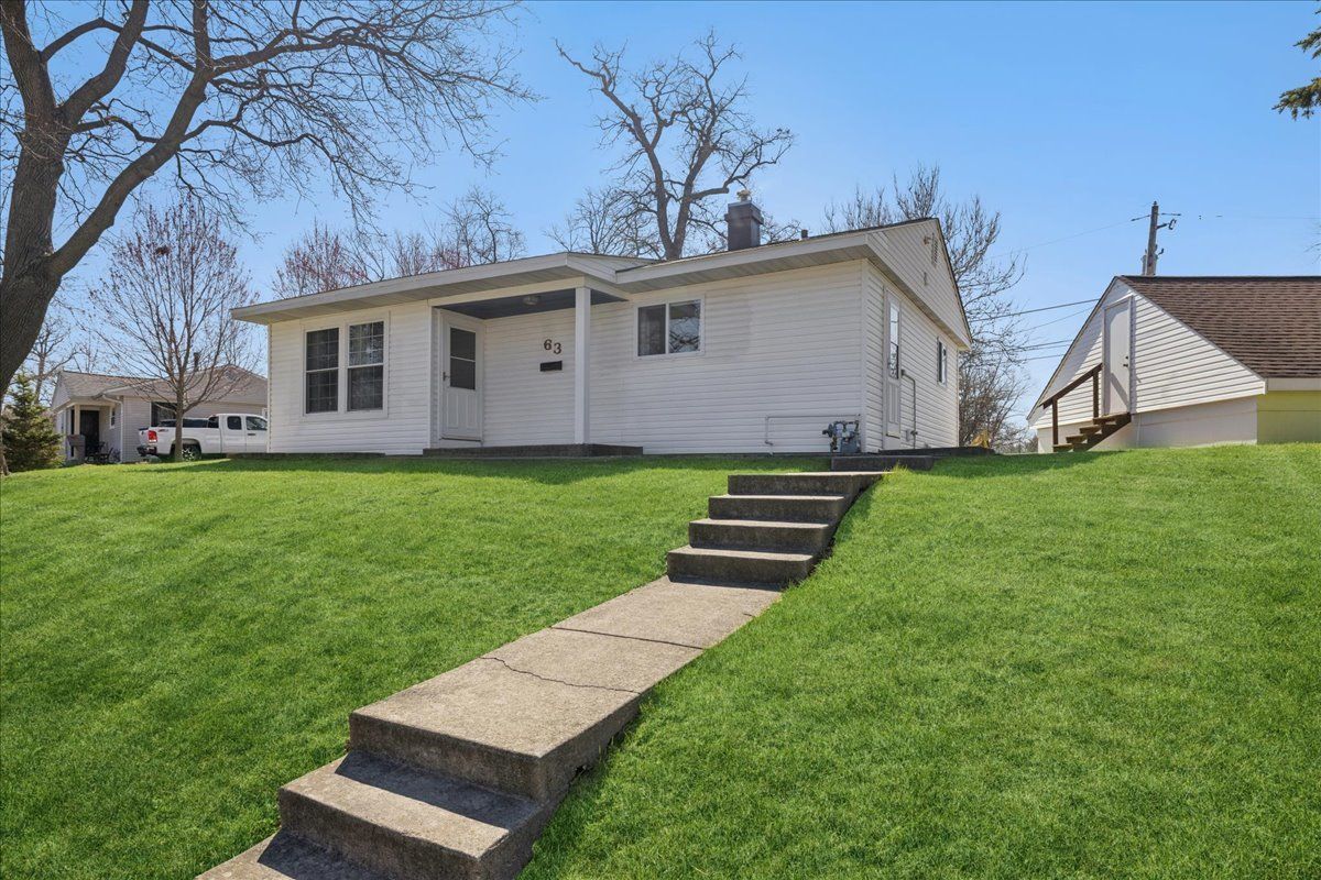 63 Wren Road, Carpentersville, IL 60110