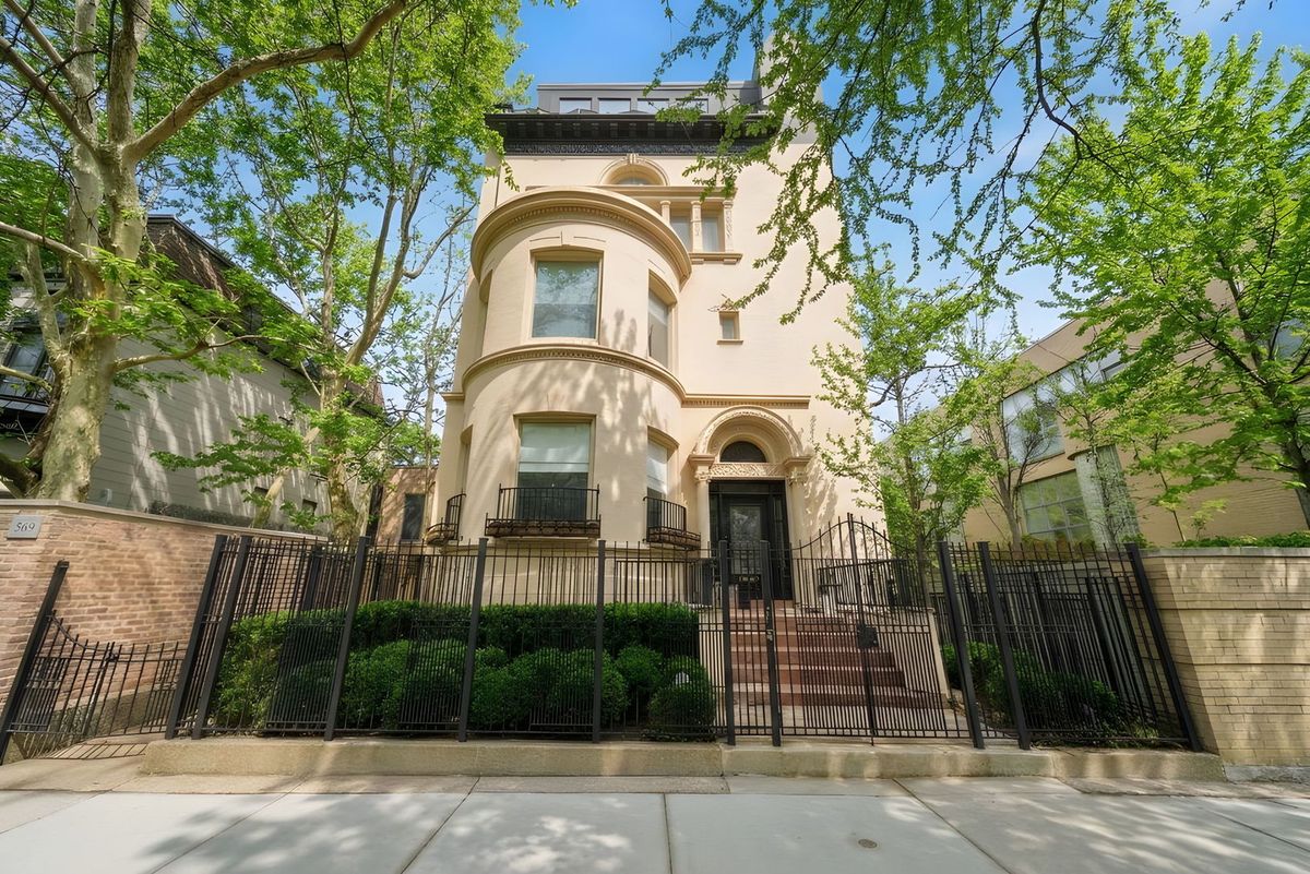 1352 La Salle Drive, Chicago, IL 60610