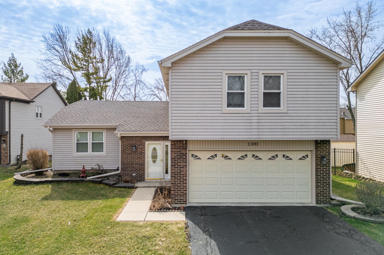 1300 Big Horn Trail — Carol Stream, IL 60188