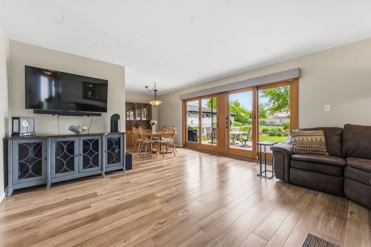 801 Delphia Avenue, Elk Grove Village, IL 60007