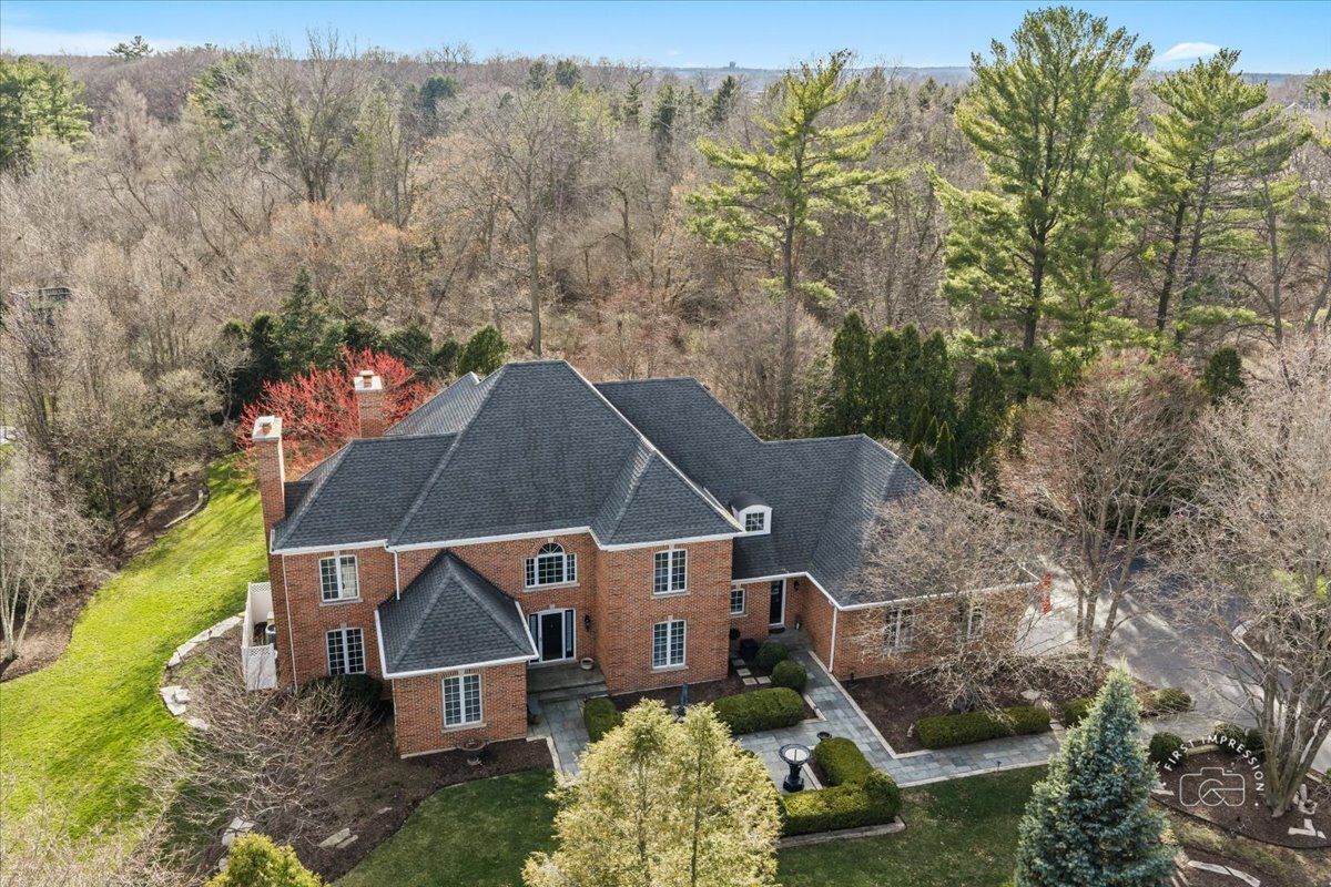 825 PERSIMMON Drive, St. Charles, IL 60174