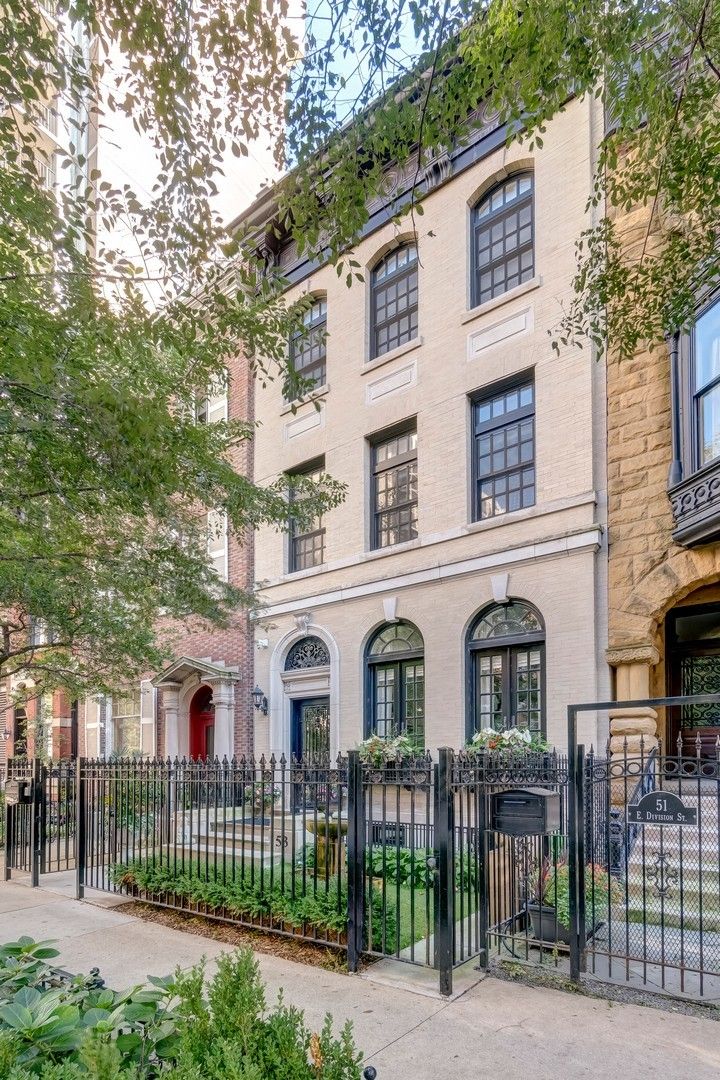 53 E Division Street — Chicago, IL 60610