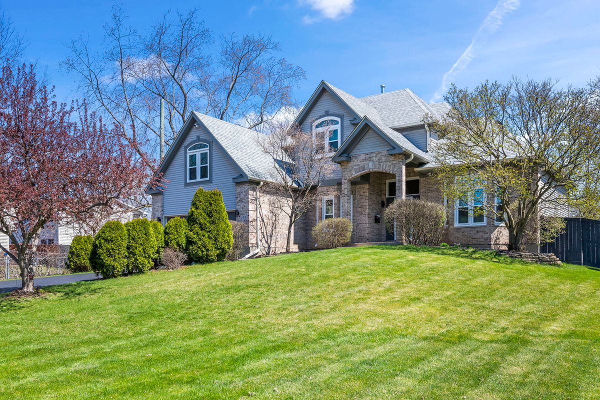 155 Lilac Lane, Wheeling, IL 60090