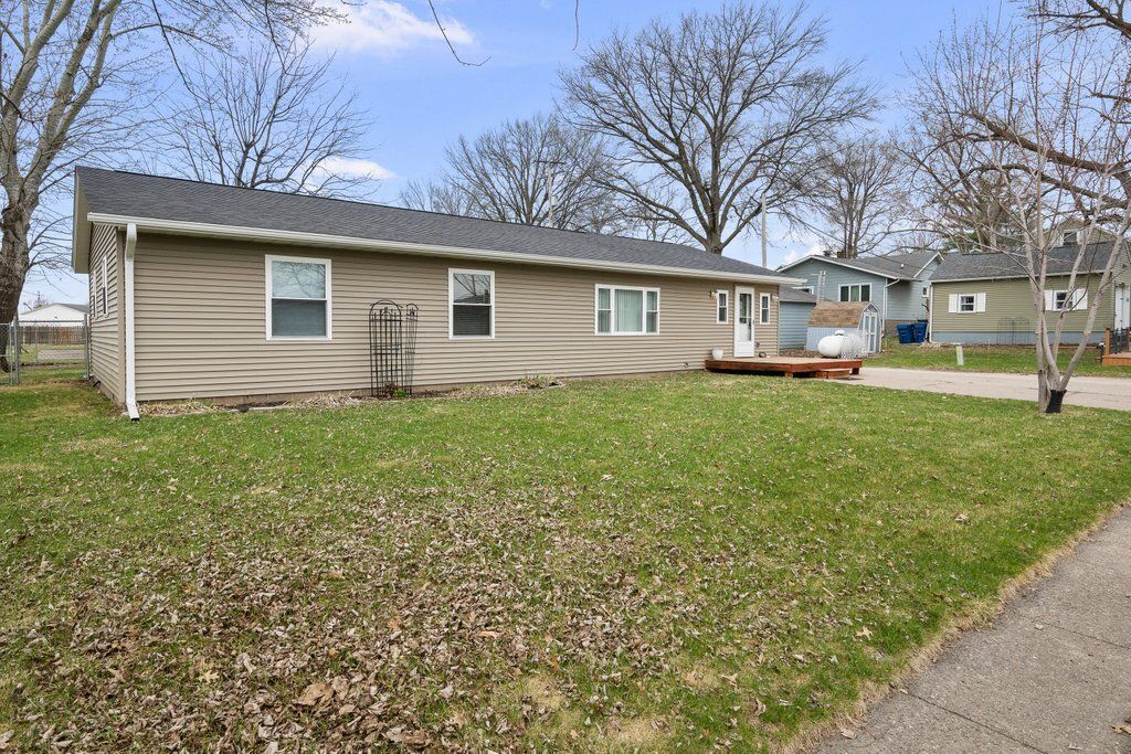 104 2nd St Court, Donahue, IA 52746