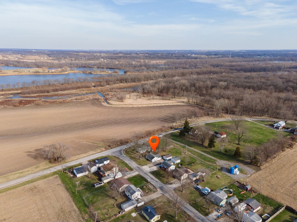 17122 10TH Avenue, Carbon Cliff, IL 61239