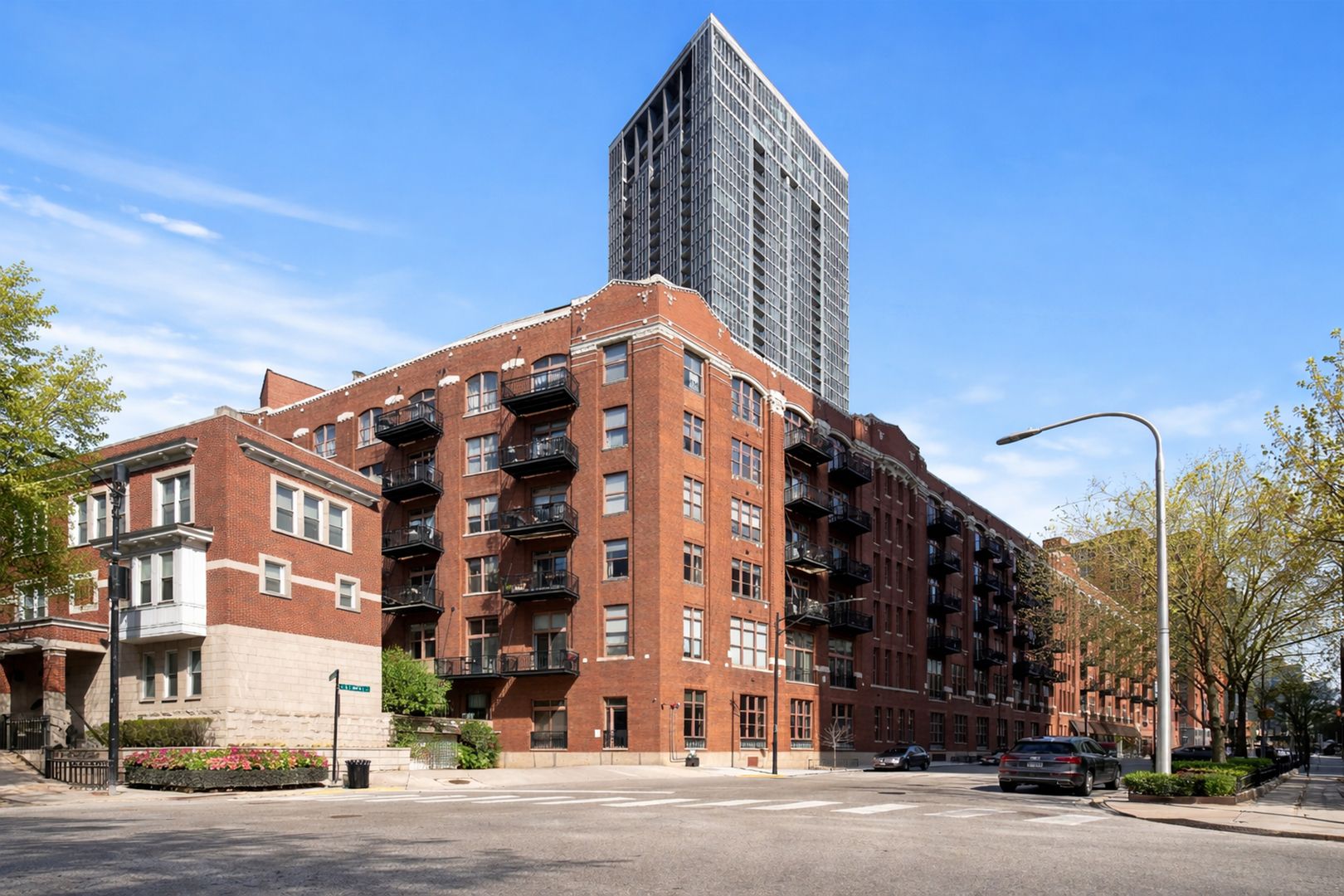 360 W Illinois Street #306 — Chicago, IL 60654