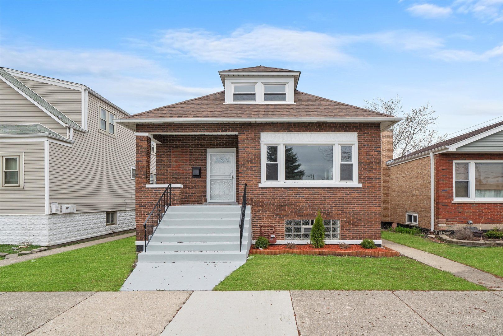 5237 S Long Avenue — Chicago, IL 60638