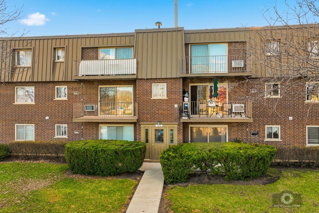 588 Fairway View Drive #2H — Wheeling, IL 60090