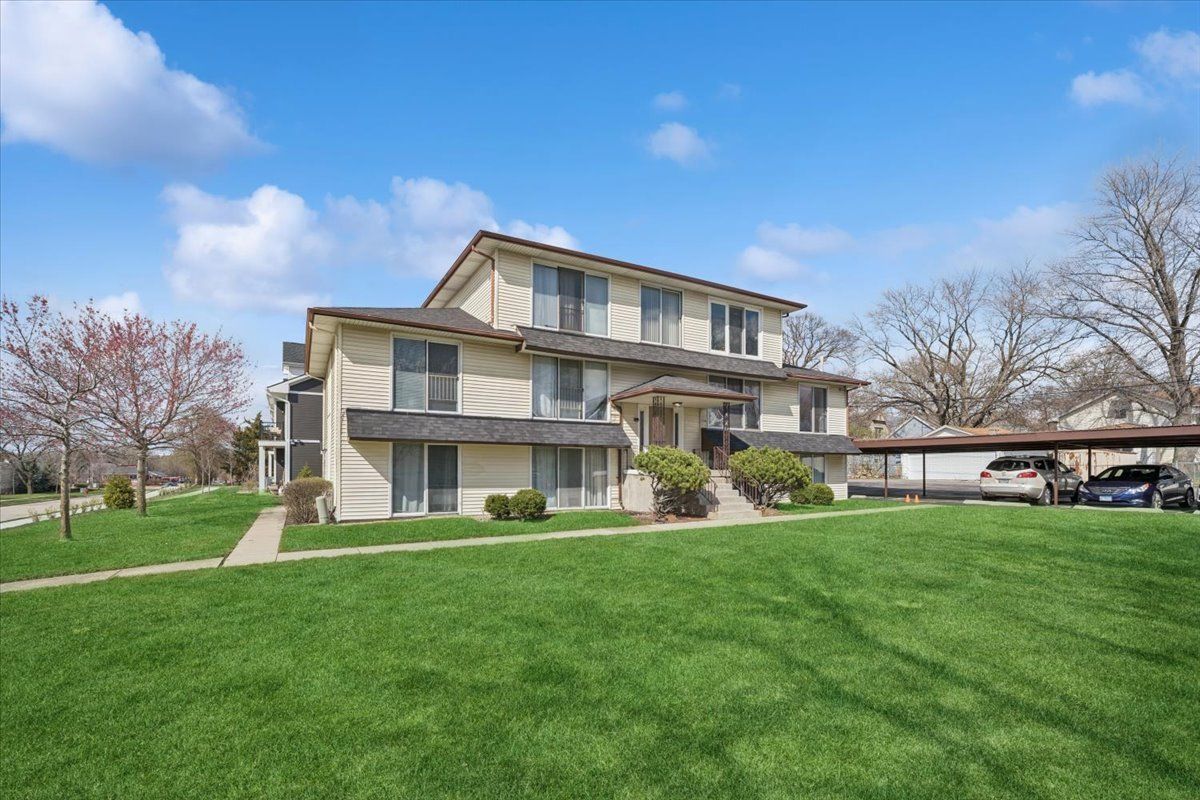 108 S 14th Street #108 — St. Charles, IL 60174